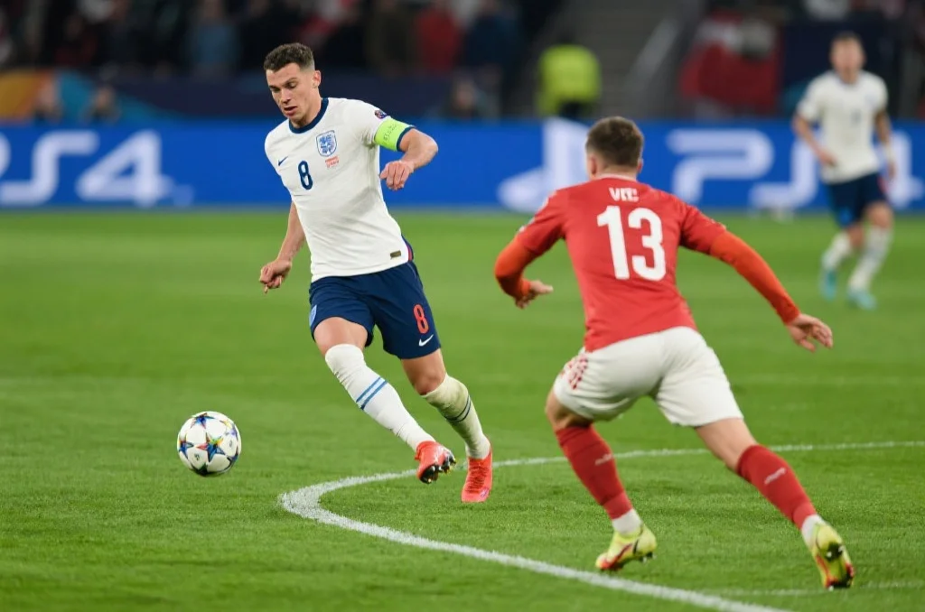 越位犯规的图示，显示越位队员正在干扰比赛或获得优势